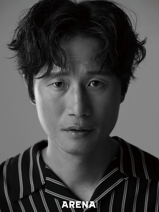 Song Sae-byeoks July pictorial, which plays Younghoon in the film Jinbum (director Ko Jeong-uks distribution of Little Big Pictures), was released.Jinbeom is a tracking thriller that depicts the victims husband Younghoon (Song Sae-byeok) and the suspects wife, Da-yeon (Yoo Sun), working together to find the truth of the night, hiding doubts towards each other ahead of the final hearing.The picture released this time overwhelms the gaze with the unique aura of Song Sae-byeok, which has both natural charm and charisma.It is a maximization of Song Sae-byeoks charm with casual costume and natural makeup.The sharp but confused eyes here remind me of Younghoon, who is trying to reveal the truth of the day when his wife died in Jinbum, amplifying the curiosity about the character in the movie.In particular, in the black and white picture, he reproduced the feelings of Younghoon facing a terrible murder case and deeply expressed the tension of the thriller genre.As such, Song Sae-byeok seems to capture the eyes of the preliminary audience at once with the face-down concept digestion power of cloth.In an interview with the pictorial, Actor Song Sae-byeok raised his expectation of the character completed in his own color by saying that he tried to realistically describe Younghoon, who is sometimes fiercely confronted and sometimes agonizing.Song Sae-byeok said, I became immersed in the realistic feelings, developments, and story composition drawn by Jinbum.It was very good to describe it as if I were looking at a diary. After receiving the scenario, he said, Not only did the director direct it, but he wrote the scenario himself.I was surprised by the details. The script was perfect. I feel like I know it even when I look at my eyes. He expressed satisfaction with the scenario and also conveyed his work with director Ko Jung-wook.I felt like I was together about ten works.I felt the breathing from the beginning, and it was amazing when I was acting, he said.The interview with the behind-the-scenes story of Jinbum and the charm of Actor Song Sae-byeok can be found in the July issue of Arena Homme Plus.Meanwhile, Jinbum is scheduled to open on July 10th.