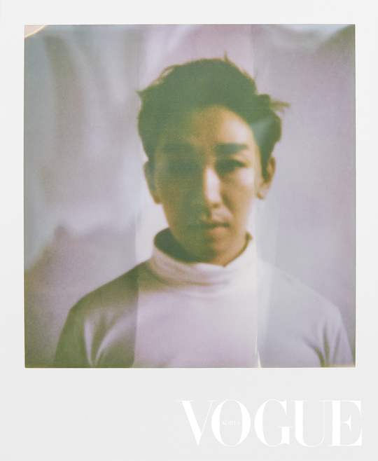 A picture of musical actor Kim Ho Young has been released.Kim Ho Young recently hosted a photo shoot with fashion magazine Vogue (VOGUE).Unlike the usual bright energy, Polaroid pictorials released together create a dreamy and mysterious atmosphere.In particular, Kim Ho Young has been enthusiastic and monitoring at the fast-paced shooting scene, and it is the back door that he has received explosive responses from the staff with his affinity.Park Su-in