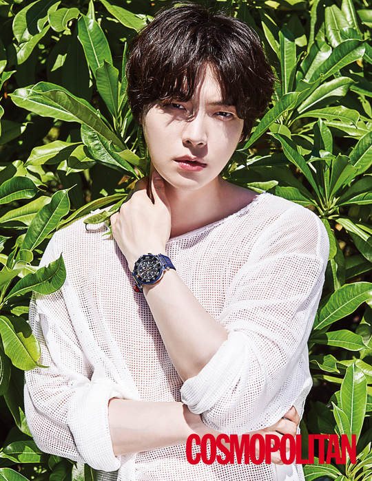 An Jae-hyeons picture was released.Recently, fashion magazine Cosmopolitan caught the attention of actor Ahn Jae-hyuns masculine pictorial with French watch brand Gc.Ahn Jae-hyun in the picture boasted of his models appearance, completely digesting various concepts with his sleek eyes, indifferent expressions, and a lot of body while disappearing the appearance of the young man.kim myeong-mi