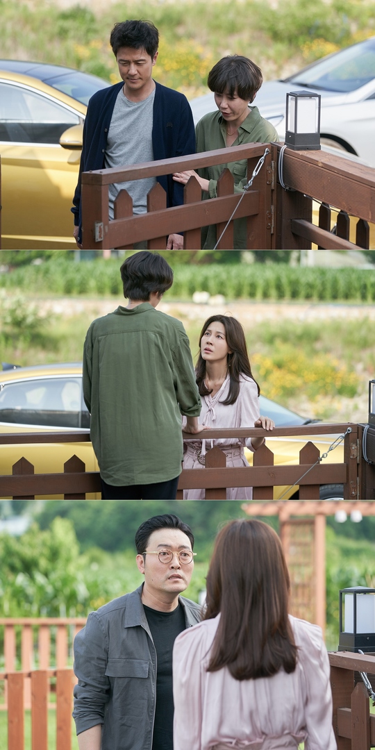 Kam Woo-sung, Kim Ha-neul face back in long roadJTBCs Drama The Wind Blows (playplayed by Hwang Ju-ha/director Jung Jung-hwa and Kim Bo-kyung) revealed the affectionate appearance of Su-jin (played by Kim Ha-neul) who visited Do-hoon (played by Kam Woo-sung) on June 24.The reality that blocks Sujins heart toward Dohun and another crisis amplifies curiosity.The reunion between Dohun and Sujin, which says the wind blows, has heightened the agony. Sujin has found that Dohun had to leave himself due to Alzheimers.The unreturnable five-year time, Sujins regret and tears of sorry made viewers feel sorry. He went to Dohun with a heartbreaking heart, but he did not recognize Sujin, whose condition deteriorated.The time that passed was making the two people cross again, and it is hot to see what story the second act of Wind Blows, which is ringing the hearts of viewers with a deeper emotion, will solve.Although Sujin has learned Dohuns true heart, the reality that has been unfolded before the two of them is still not clear. Meanwhile, in the public photos, Sujin, who has not reached Dohun, amplifies his sadness.Sujin tries to catch such a dohun, but Hangseo (Lee Jun-hyuk) firmly blocks it.Sujins affection, which cannot be reached with Dohun on its own, is not transmitted by blocking the hard wall.I know how Choices Dohun was left alone, so I can not help but stop Sujin.The second act will be held starting from the 9th episode, which airs on the 24th, when the return point is moneyed. Although all the truths have been revealed, it is not easy for Dohun and Sujin to walk together.Although he misses Sujin and Aram and holds hope, Dohuns Alzheimers symptoms were deepening. It is Dohuns sincerity that is more difficult than the reality of worsening illness.I could not erase my baggage, so I left Sujins side hard, and I kept my time for five years, saying, If you cross the line, you should die.In the ninth episode, which airs today, another Choices of Sujin is drawn, and attention is focused on their new story whether Dohun and Sujin can be together.emigration site