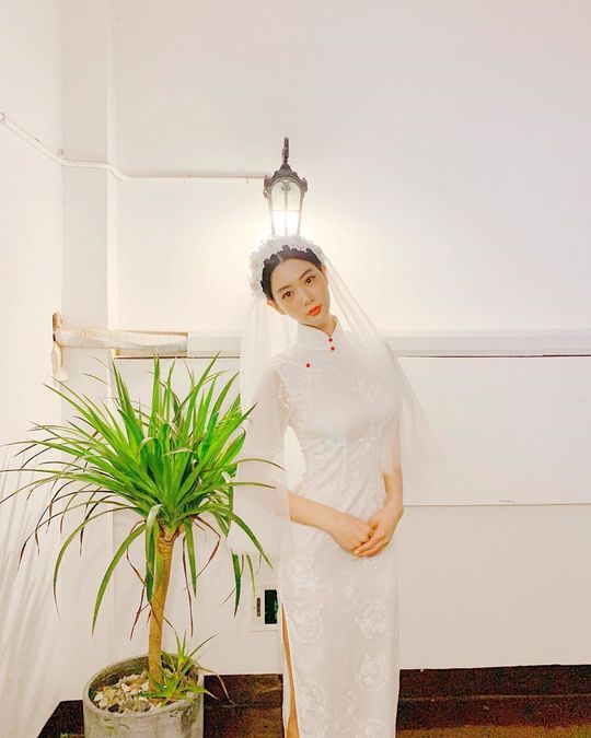 Actor Clara has revealed the appearance of China-style Wedding Dress.On June 24, Clara posted several photos on her instagram with a hashtag called #movieshooting # chinesewewedding #hitedress #behindthescenes.In the photo, Clara wearing a China-style Wedding Dress was shown.Clara, who is dressed in a lace-clad chipao with cotton cloth, drew attention with her flawless figure and distinct features.Lee Ha-na