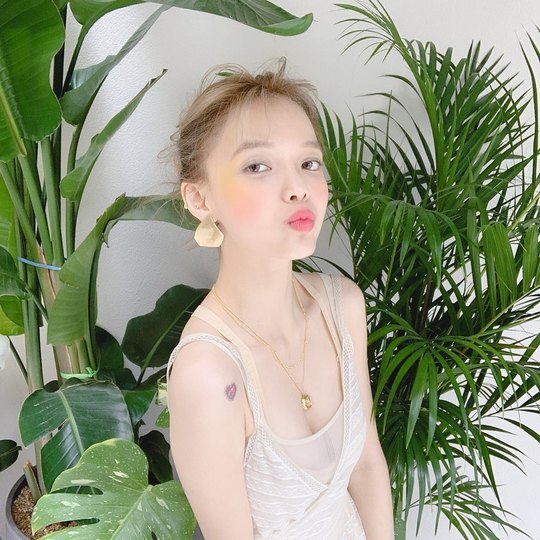 AOA Jimin has revealed the latest.Jimin posted a picture on June 24 with an article entitled 29 in his instagram.The photo shows Jimin posing full in a sleeveless dress, with a slender figure and overwhelming vibe impressive.kim myeong-mi