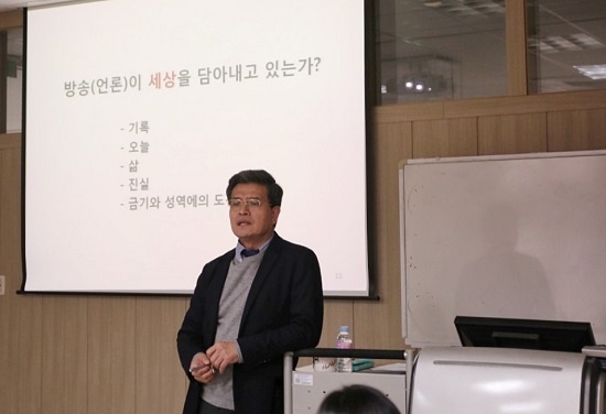 다큐멘터리를 만드는 "다큐인" 이미지