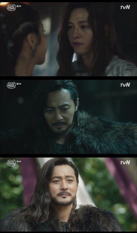 Kim Ji-won, the Asdal Chronicle, took the hand of Saya Song Joong-ki for Song Joong-ki.In the TVN weekend drama Asdal Chronicle (playplay by Kim Young-hyun, director Kim Won-seok), which aired on the afternoon of the 23rd, Kim Ji-won, who decided to hold the hand of Saya for the silver island, was portrayed.Saya ruined his plan to avenge Taealha (Kim Ok-bin), who killed his old lover, Sanarae (Jisu).Taealha killed Aaron (Lee Do-kyung) and blamed the short wall (Park Byung-eun) for the crime, and ruined the plan to marry Tagon (Jang Dong-gun).Saya said, Now your heart is clear about Taalha. Lets do it again. Youll need me again. Taalha said, Now call me Mother.Theres a good reason to hide, raise, and call you that. Saya called Taealha her mother and told Hamihol (Cho Seong-ha) to take revenge.Tagon became president of the Federation: he married Aa, and boiled and killed a man who turned him into a silver island for Sanwoong (Kim Ui-sung)s grudge.The public was enthusiastic about Tagons charisma and leadership, and Tagon then wanted to consolidate his position by appointing the sons of the clan leaders as ministers and vice ministers.This was intended to take the clan chiefs sons hostage, but the clan chiefs who did not read it were greatly welcomed; in particular, Tagon had placed them under him, appointing Aaron as minister.After that, Tagon met Saya. Saya said, Why did not you go out stronger when you were a great aramun? The president is not a king.The king should be more frightening and stronger. In particular, Saya showed purple blood and emphasized that Egt should step up.You dont know fear, Tagon said, you dont know fear. Learn fear. If you dont act, youll teach. Tagon recalled the past that hated Igt.Later, while Actoring Martial Arts from Hatuak (Yoon Sa-bong), Saya secretly disappeared; when she met Tanya, who had followed her in the forest, she headed to the Fortress of Fire, where her father was.Although the Hattuak was waiting, Saya showed a cold appearance saying, You killed a bird. Tanya and Jason (Jung Seok-yong) met.Tanya had heard from ten men that the silver island had died. But Tanya didnt believe it. She couldnt resist the smile.Saya smiled, thinking that it was because she had met her father.In the meantime, the island of silver woke up, and the island went to rescue comrades with Dahlae (Shin Ju-hwan), but was caught by the betrayal of the group (Park Jin).As they were being dragged into slavery, blood was generated, and Igt was discovered. The silver island was beaten a lot, and taken back to slavery.Tanya was sure the silver island was alive, but Saya shouted that she had seen it die. The two men who raised their voices even struggled.Tanya, who was trapped in a tie-up, said, I even tied it up with an order, he said.Saya, who saw Tanya blame herself, said that people who want to have power and wealth are always lacking in heart, but she told Tanya, You will die without knowing why.Tanya said, I need to know, strength, reason. She saw Saya and thought, I should use you as my first weapon.Tanya later told Saya that she would need me and said, I will need you.