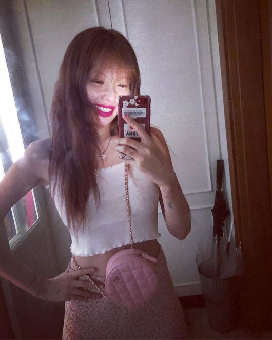 Singer Hyuna shows off her hip charmOn the 23rd, Hyuna posted several photos on her instagram.In the open photo, Hyuna is taking selfies using mirrors, wearing crop tops featuring wave details, revealing a thin waist; his slender bodyline robs her gaze.In addition, Hyuna is wearing a hot pink Lipstick on a modest eye makeup, and is showing a youthful yet sexy charm.The fans who encountered the post commented, It is so beautiful and Let me know what Lipstick is.Hyuna is preparing for a comeback after moving to a company Pination founded by Singer Psy.hyuna Instagram