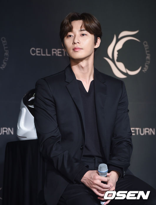 On the afternoon of the 24th, a new product launch event for the LED mask brand Cell Return was held at the Four Seasons Hotel in Gwanghwamun, Seoul.Park Seo-joon is listening to the question.