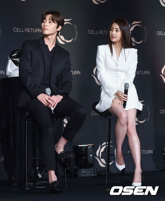 On the afternoon of the 24th, the LED mask brand Sell Return was launched at the Four Seasons Hotel in Gwanghwamun.Park Seo-joon and Kang So-ra are listening to the question...