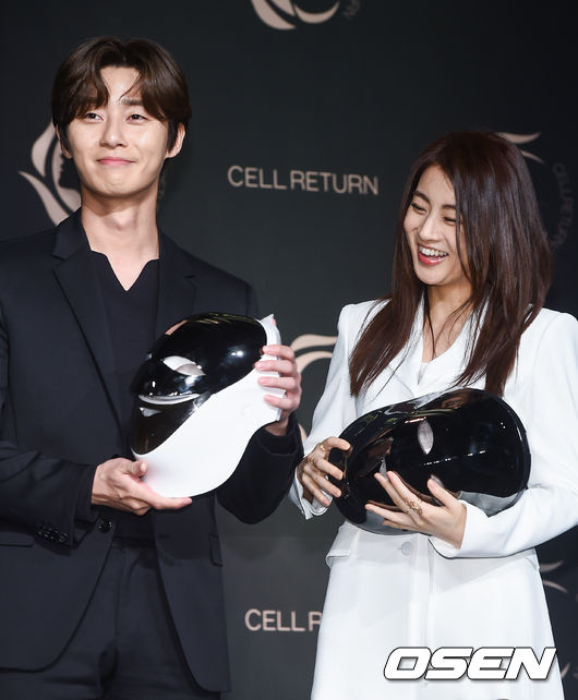 On the afternoon of the 24th, a new product launch event for LED mask brand Seliton was held at the Four Seasons Hotel in Gwanghwamun, Seoul.Park Seo-joon and Kang So-ra pose.