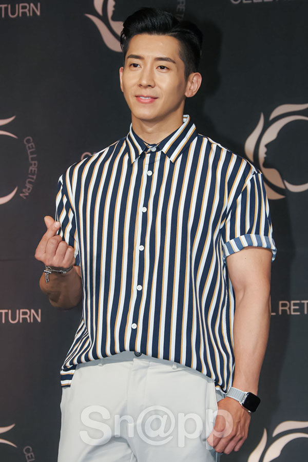 Brian Joo poses at the launch of the Return Platinum LED mask at the Four Seasons Hotel in Seoul Jongno District on the afternoon of the 24th.On this day, various celebs including Park Seo-joon and Jang So-ra attended the scene.Written by Park Ji-ae, a photo of a fashion webzine,Brian Joo poses at the launch of the Return Platinum LED mask at the Four Seasons Hotel in Seoul Jongno District on the afternoon of the 24th.
