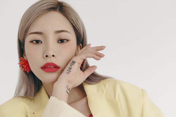 Pictures and sketch cuts of singer Heize have been released.In this picture, Heize is a makeup picture using Newtro Mat (NEWTRO MATT) and has emitted a variety of atmosphere to match the natural mood.With irreplaceable visuals, she showed off her chic yet lovely figure with flawless skin and lip makeup.In addition to the picture, the sketch cut on the spot is also released, and it shows the smile and the playful expression, and it attracts my attention with the relaxed figure of Heize.Meanwhile, Heize will be showcased for two weeks in eight cities in the United States and Canada from June 26th.Starting with LA, it will be held in Seattle, Berkeley, Houston, Atlanta, Boston, Toronto and Brooklyn, and will be a special place to communicate directly with many fans overseas.PhotosAmuse