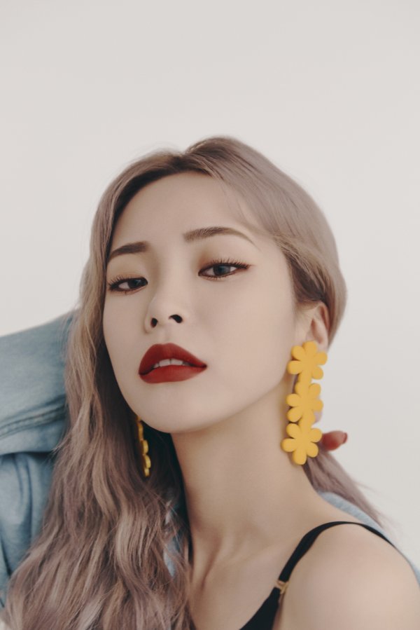 Pictures and sketch cuts of singer Heize have been released.In this picture, Heize is a makeup picture using Newtro Mat (NEWTRO MATT) and has emitted a variety of atmosphere to match the natural mood.With irreplaceable visuals, she showed off her chic yet lovely figure with flawless skin and lip makeup.In addition to the picture, the sketch cut on the spot is also released, and it shows the smile and the playful expression, and it attracts my attention with the relaxed figure of Heize.Meanwhile, Heize will be showcased for two weeks in eight cities in the United States and Canada from June 26th.Starting with LA, it will be held in Seattle, Berkeley, Houston, Atlanta, Boston, Toronto and Brooklyn, and will be a special place to communicate directly with many fans overseas.PhotosAmuse