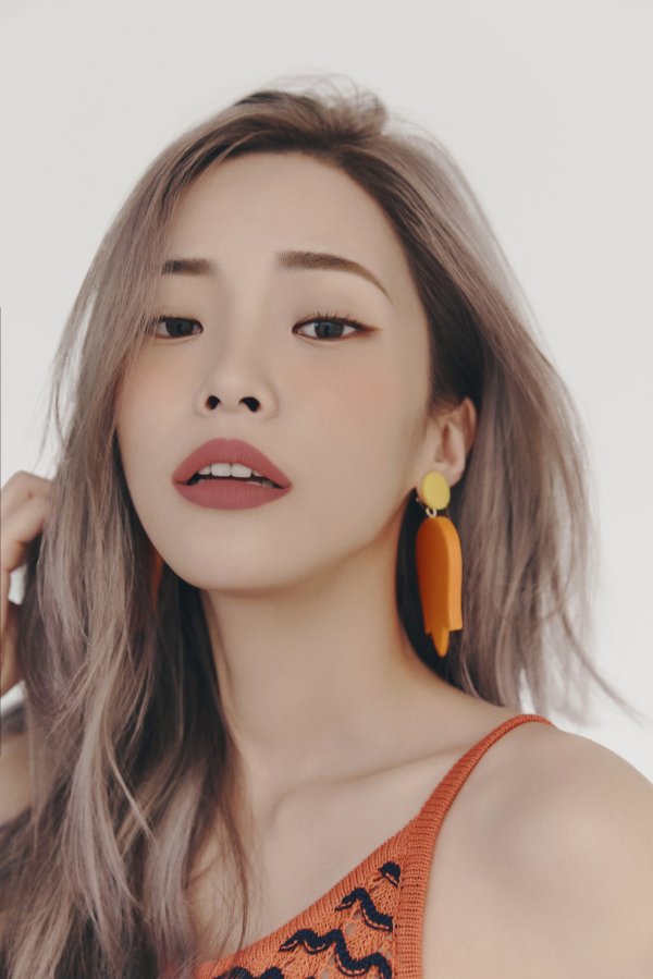Pictures and sketch cuts of singer Heize have been released.In this picture, Heize is a makeup picture using Newtro Mat (NEWTRO MATT) and has emitted a variety of atmosphere to match the natural mood.With irreplaceable visuals, she showed off her chic yet lovely figure with flawless skin and lip makeup.In addition to the picture, the sketch cut on the spot is also released, and it shows the smile and the playful expression, and it attracts my attention with the relaxed figure of Heize.Meanwhile, Heize will be showcased for two weeks in eight cities in the United States and Canada from June 26th.Starting with LA, it will be held in Seattle, Berkeley, Houston, Atlanta, Boston, Toronto and Brooklyn, and will be a special place to communicate directly with many fans overseas.PhotosAmuse
