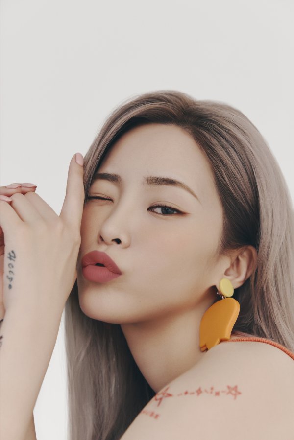 Pictures and sketch cuts of singer Heize have been released.In this picture, Heize is a makeup picture using Newtro Mat (NEWTRO MATT) and has emitted a variety of atmosphere to match the natural mood.With irreplaceable visuals, she showed off her chic yet lovely figure with flawless skin and lip makeup.In addition to the picture, the sketch cut on the spot is also released, and it shows the smile and the playful expression, and it attracts my attention with the relaxed figure of Heize.Meanwhile, Heize will be showcased for two weeks in eight cities in the United States and Canada from June 26th.Starting with LA, it will be held in Seattle, Berkeley, Houston, Atlanta, Boston, Toronto and Brooklyn, and will be a special place to communicate directly with many fans overseas.PhotosAmuse