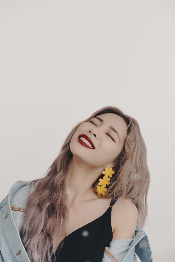 Pictures and sketch cuts of singer Heize have been released.In this picture, Heize is a makeup picture using Newtro Mat (NEWTRO MATT) and has emitted a variety of atmosphere to match the natural mood.With irreplaceable visuals, she showed off her chic yet lovely figure with flawless skin and lip makeup.In addition to the picture, the sketch cut on the spot is also released, and it shows the smile and the playful expression, and it attracts my attention with the relaxed figure of Heize.Meanwhile, Heize will be showcased for two weeks in eight cities in the United States and Canada from June 26th.Starting with LA, it will be held in Seattle, Berkeley, Houston, Atlanta, Boston, Toronto and Brooklyn, and will be a special place to communicate directly with many fans overseas.PhotosAmuse