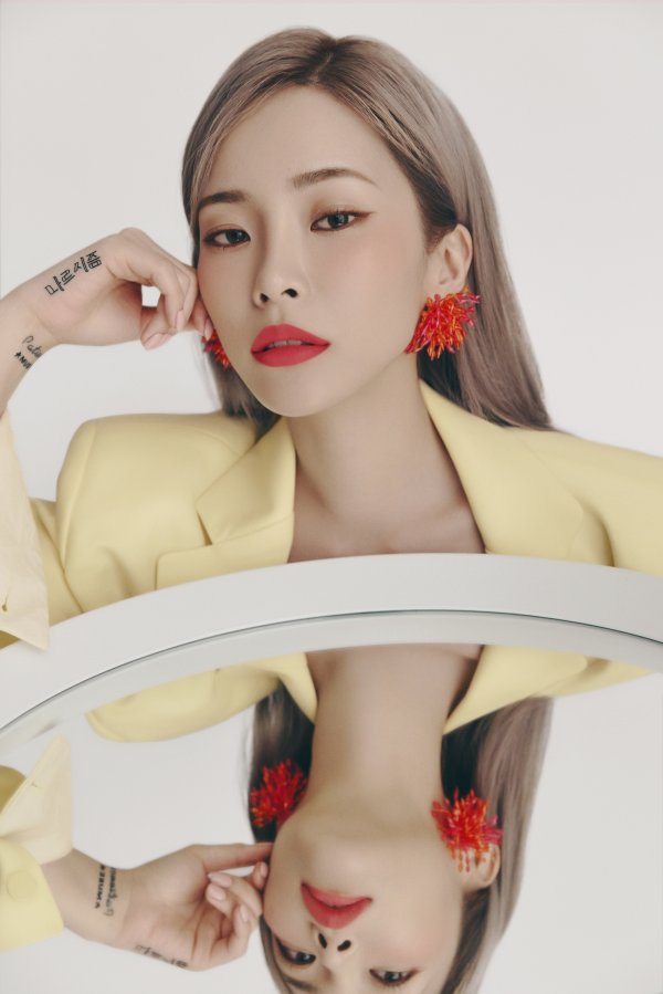 Pictures and sketch cuts of singer Heize have been released.In this picture, Heize is a makeup picture using Newtro Mat (NEWTRO MATT) and has emitted a variety of atmosphere to match the natural mood.With irreplaceable visuals, she showed off her chic yet lovely figure with flawless skin and lip makeup.In addition to the picture, the sketch cut on the spot is also released, and it shows the smile and the playful expression, and it attracts my attention with the relaxed figure of Heize.Meanwhile, Heize will be showcased for two weeks in eight cities in the United States and Canada from June 26th.Starting with LA, it will be held in Seattle, Berkeley, Houston, Atlanta, Boston, Toronto and Brooklyn, and will be a special place to communicate directly with many fans overseas.PhotosAmuse