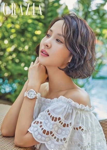 Actor Cho Yeo-jeong has released an elegant and alluring pictorial.Cho Yeo-jeong posted two photos on his instagram on the 24th with an article entitled Gorizia July issue.As you can see from the text, the picture of the fashion magazine Gorizia July issue.Cho Yeo-jeong in the photo is wearing an off-shoulder blouse and shows off his elegant figure.Despite the cool sea and a refreshing background, Cho Yeo-jeongs deadly eyes catch the eye.Styling in the movie parasite as smart hair, he presented a new feeling by introducing a hair styling of a single hair in this picture.Cho Yeo-jeong played the role of a bridge in the movie Psychiatric.