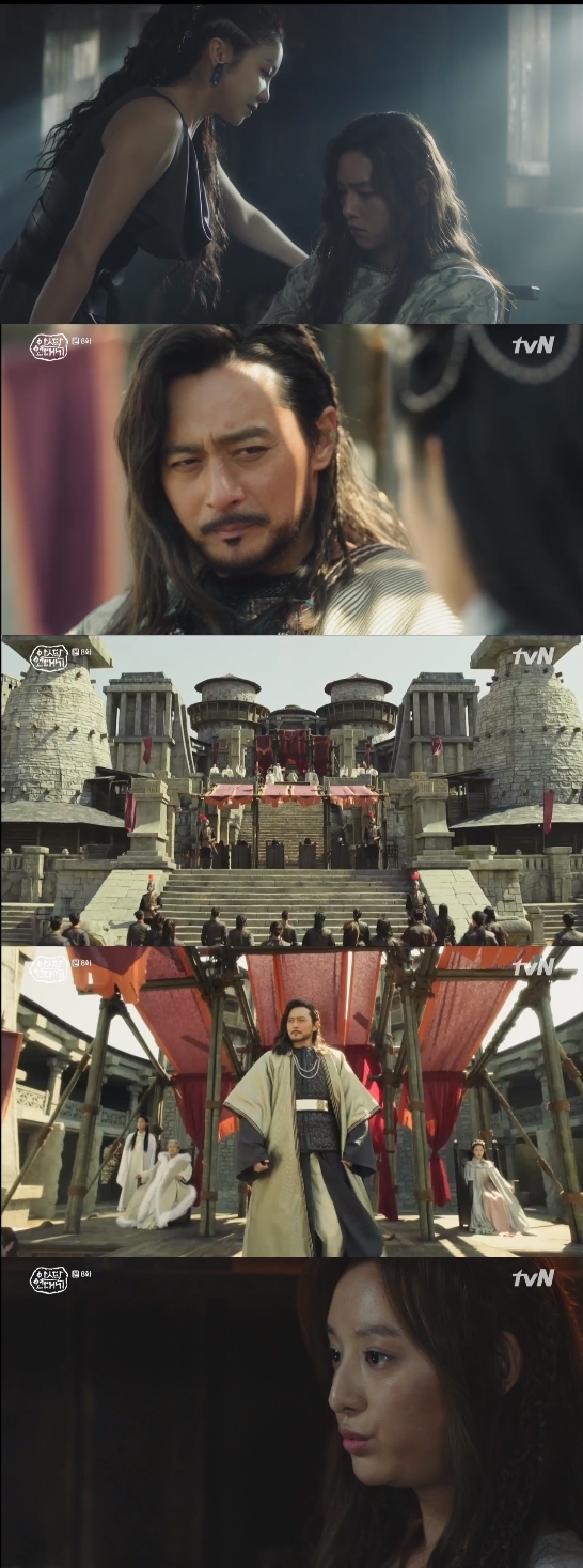 In the Asdal Chronicle, Jang Dong-gun became the head of the federation, and Kim Ji-won prepared a counterattack with a new order.In the TVN weekend drama Asdal Chronicle (playplayed by Kim Young-hyun, directed by Kim Won-seok) broadcast on the afternoon of the 23rd, Tagon (played by Jang Dong-gun) was on the top of the league, and Tanya (played by Kim Ji-won) was shown making a new order after hearing that Eunsum (played by Song Joong-ki) was dead.On this day, Taealha (Kim Ok-bin) shed tears at the revenge of her twin brother, Saya (Song Joong-ki), of Eunseom.Saya broke down Taealhas poison plan to give the same pain to Taealha, who killed his lover,With the revenge of Saya, the short wall (Park Byung-eun) was fatally wounded and Aṣaron (Lee Do-kyung) was able to avoid poisoning.When the key figures of Asdal died suddenly, several people were burned by power. Tagon wanted to quickly become the president.Taealha and his father Hamihol also confronted the head of the Sea, and eventually became the head of the Sea.Tagon also worked with Aṣaron to successfully become the head of the Federation, which revealed to the Asdal people how he prepared and executed a fake silver island at the ceremony to be crowned the head of the Federation.The president of the federation, Tagon, convened the tribal chief of the federation immediately after his accession, and set up eight rooms and twelve won to announce plans to control each tribe closely.The tribal chiefs, who had no idea of Tagons intentions, were pleased that they had been awarded the title.Tanya, who became a servant, met with her father, Jason (Jeong Seok-yong), who is a slave of the Sea people with the help of Saya.Tenson told Tanya that the silver island was dead as he misunderstood, and Tanya was shocked and kept laughing.Tanya was shocked to hear that the silver island was dead, but eventually decided to stay alive; Tanya decided to use the nearest Saya and placed an order on Saya.By Tanyas order, Saya was woven on Tanyas side.Meanwhile, Eunsum, who recovered himself, met the runaway Dahlsae (Shin Ju-hwan) and Buk-sook (Kim Chung-gil) and tried to save the bum-tae (Park Jin-jin) and the base (Yang Kyung-won) who were being sold as hostages.However, the silver island, which was trying to save the Wahan people, was taken hostage together with the sudden betrayal of the bundle.