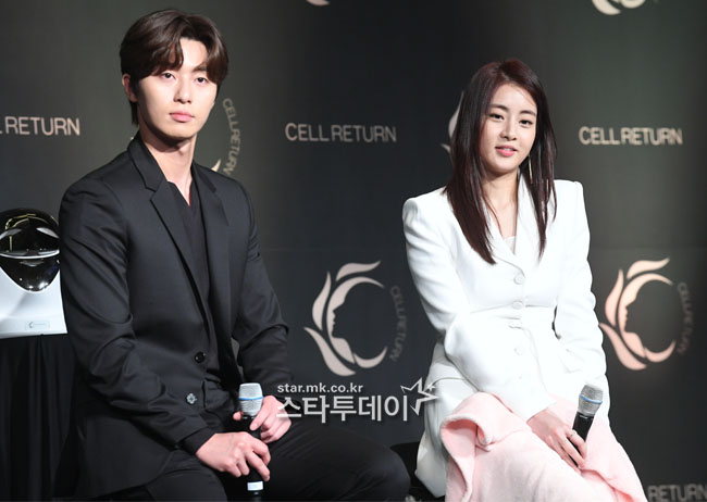 Actor Park Seo-joon and Kang So-ra pose at the launch show of the LED mask brand Return Platinum held at the Four Seasons Hotel in Gwanghwamun on the afternoon of the 24th.