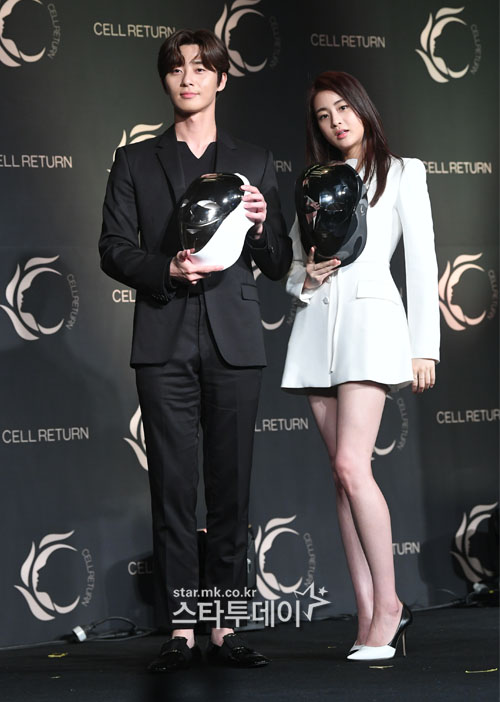 Actor Kang So-ra and Park Seo-joon pose at the launch show of the LED mask brand Return Platinum held at the Four Seasons Hotel in Gwanghwamun, Seoul on the afternoon of the 24th.