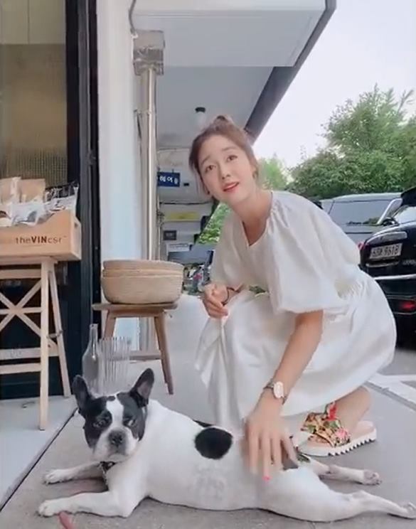 Sung Yu-ris recent and pure-hearted situation has been revealed.Actor Sung Yu-ri posted a video and a post on his instagram on the 24th, Puying friend who accidentally met; name is rose.In the public footage, Sung Yu-ri is wearing a white dress and touching the puppy; the hair and dress make Sung Yu-ri stand out.Meanwhile, Sung Yu-ri will appear on JTBCs new entertainment program Camping Club, which will be broadcasted on July 14th.Photo = Sung Yu-ri Instagram