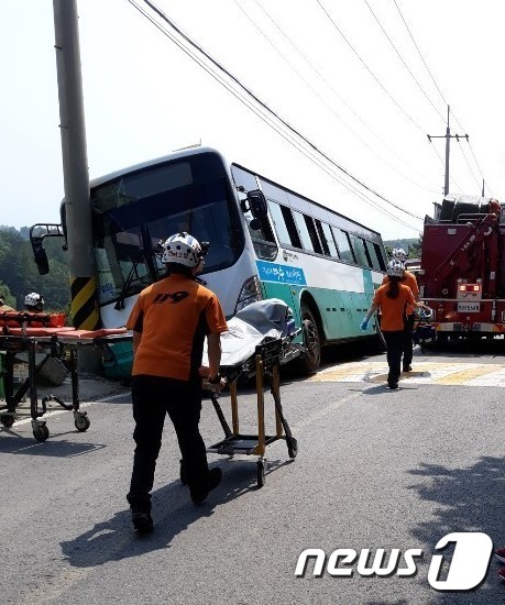 여수서 시내버스가 전봇대 들이받아 승객 등 10명 부상