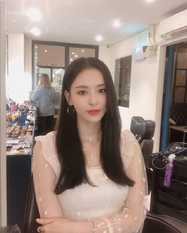 Actor Lee Da-hee showed off his beautiful face.On the 25th, Lee Hee-hee posted a picture on his instagram with an article entitled Enter the search word WWW, Gumble, Cha Hyun.In the photo, Lee Da-hee showed off her beautiful beauty in white costumes, and she is attracted to her.Lee Hee-hee has performed in JTBCs monthly Drama Beauty Inside last year and is currently appearing in the Drama Enter the search term WWW.