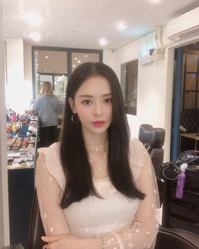 Actor Lee Da-hee showed off his beautiful face.On the 25th, Lee Hee-hee posted a picture on his instagram with an article entitled Enter the search word WWW, Gumble, Cha Hyun.In the photo, Lee Da-hee showed off her beautiful beauty in white costumes, and she is attracted to her.Lee Hee-hee has performed in JTBCs monthly Drama Beauty Inside last year and is currently appearing in the Drama Enter the search term WWW.