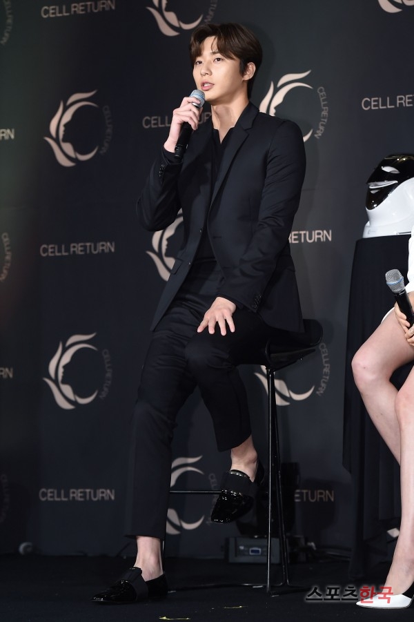 Park Seo-joon is attending a launching ceremony to commemorate the launch of a new Sellitton LED mask at the Four Seasons Hotel Grand Ballroom in Jongno-gu, Seoul on the afternoon of the 24th.The event was attended by Jang So-ra, Park Seo-joon, Ishae, Sea, Account, Lee Chae-young, Brian, Lee Hyun-yi, Yoo Seung-ok, Park Soo-a, Kai and Kim Kyung-ran.