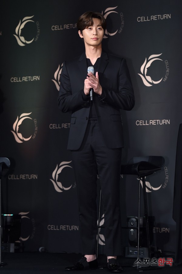 Park Seo-joon is attending the launch ceremony to commemorate the launch of a new product of a cellitone LED mask at the Four Seasons Hotel Grand Ballroom in Jongno-gu, Seoul on the afternoon of the 24th.The event was attended by Jang So-ra, Park Seo-joon, Ishae, Sea, Account, Lee Chae-young, Brian, Lee Hyun-yi, Yoo Seung-ok, Park Soo-a, Kai and Kim Kyung-ran.