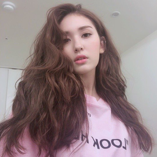 Singer Jeon So-mi showed off her new hairstyle.Perfect Beach Waves (perfect beach wave style), Jeon So-mi uploaded the photo to Instagram on Saturday.In the photo, Jeon So-mi boasts a thick wave of hair. The mature visual catches the eye.Meanwhile, Jeon So-mi made his solo debut recently.Photo: Jeon So-mi Instagram