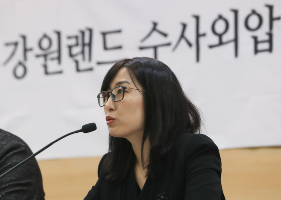 강원랜드 채용비리 수사와 관련한 외압 의혹을 폭로했던 안미현 검사가 2018년 5월15일 서울 서초구 변호사 교육문화관에서 기자회견을 열고 수사 상황에 대한 입장을 발표하고 있다./사진=뉴스1