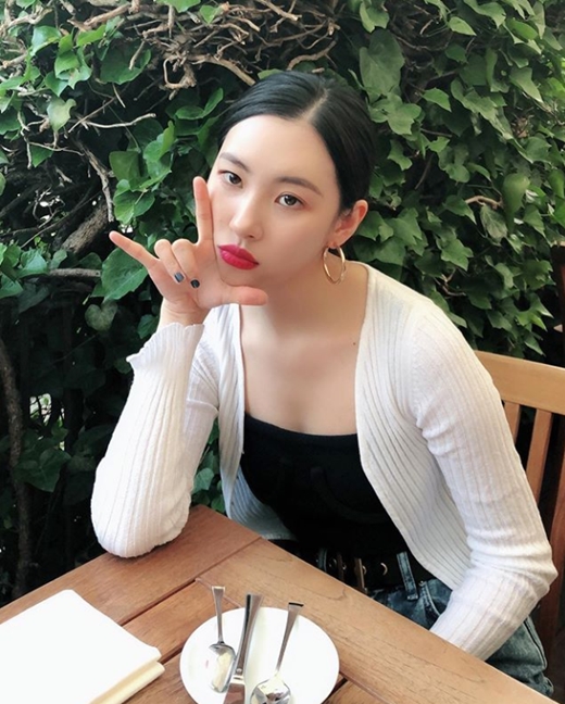 Singer Sunmi flaunts her watery beautySunmi posted a picture on her Instagram page on Saturday afternoon.In the photo, Sunmi is wearing a white cardigan in black sleeveless. Sunmi is finished with point makeup with RED lip along with colorful ring earrings.In particular, Sunmi is attracting attention because it gives a sexy charm.On the other hand, Sunmi concluded the 2019 Sunmi the First World Tour Warning Seoul concert on the 15th.