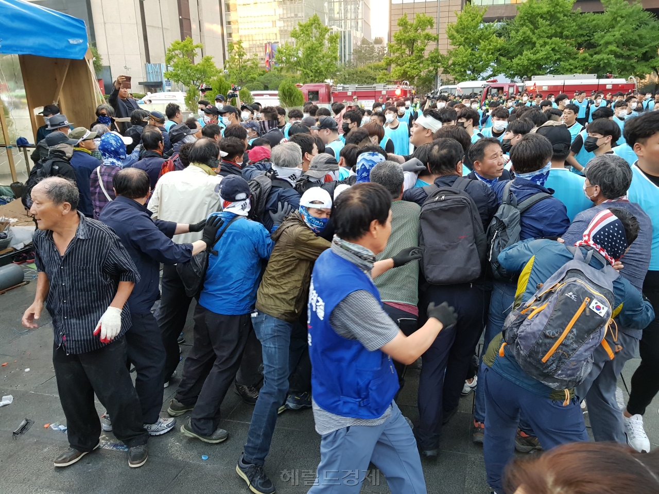 [속보] 서울시, 광화문 대한애국당 천막 철거..현장은 아수라장 | 인스티즈