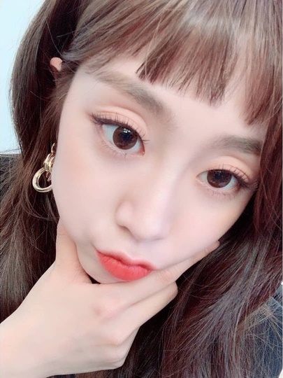 Seo Ji-soo shows off her doll beautyGroup Lovelyz member Seo Ji-soo posted a selfie on the official Instagram page on June 25.In the photo, Seo Ji-soo is sticking out his lips in a chauffeur, which has created a pure atmosphere with a unique double eyelid line and white skin.han jung-won