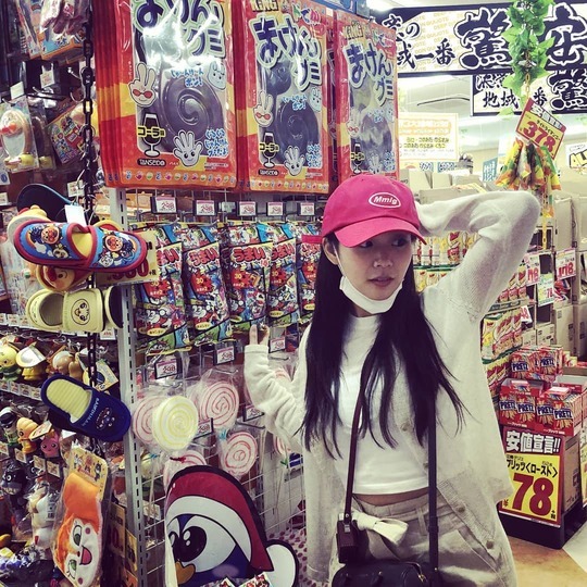 Han Seung-yeon has conveyed his innocent current situation.Han Seung-yeon, a former member of the group Kara (KARA), uploaded a picture to her Instagram on June 24 with the phrase candy? or biscuit?Han Seung-yeon in the photo is looking around the store wearing a hat and mask, and he still shows his small face and appearance for a while, admiring the viewers.han jung-won