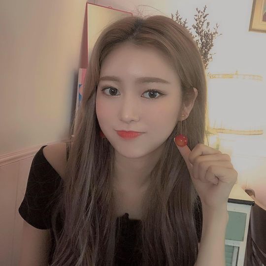 Jane the Virgin presents a pretty selfieGroup Momoland (MOMOLAND) member Jane the Virgin wrote on the official Instagram page June 25, Its suddenly so hot, its true, when you look at the clear sky, you feel clear.Im looking at the sky like us. Every time I look at the sky, Im telepathic. Its so hot, I rest a little and look at it. Jane the Virgin in the picture is eating a drink in a cafe, and he smiles and shows off his full playfulness with a dignified expression.He then boasted cute earrings and emanated a youthful charm.han jung-won