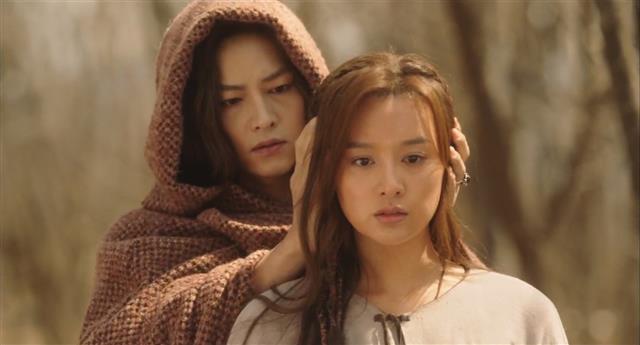 TVN Asdal Chronicle, which was planned for 18 trilogy, opened the second part (7 ~ 12 times).The background explanation of the virtual continent As ended in the first part and the full-scale conflict between the characters began, but the audience rating is not showing signs of rebounding.The 7th to 8th episode of the Asdal Chronicle, which aired on the 22nd to 23rd, recorded its own lowest ratings on both Saturday and Sunday, with an average of 5.8% (based on Nielsen Koreas paid platform) and 6.5% nationwide.At the end of the first part, it was revealed that Tagon (Jang Dong-gun) was also a brain-injury and a mixed-race Igtra, as was Eun-seom (Song Joong-ki), followed by the first appearance of the twin-type Saya of Eun-seom, which raised tension.In Part 2, the role of Saya begins in earnest: Saya is a brother who broke up with her childhood, but is linked to her dreams, and makes the story richer on the intertwined relationships between characters.Song Joong-ki plays a two-person role in the middle of the 180-degree different characters, Eunseom and Saya.As the first part, which was somewhat unfamiliar, and the second part of the full-scale Remady began, it is evaluated that the drama adds fun, but it seems that it is not easy to attract new viewers.Although it is a masterpiece of 54 billion won in production cost, it is because the perception that it is a failure is hardened as elements such as failure of old age and awkward setting are consumed as humor.The controversy that has been raised since the beginning of the airing, including criticism that the game of the throne is similar to the American drama Game, computer graphics (CG), which failed to keep up with the viewers eye level, and costumes and props that do not fit the background of the era of the appeal era, continues in the second part.Some point out that the legendary horse Kanmor is not able to produce the story of the horses thought in the scene where he left, saying, He is a weak man when he saw the silver island hit.The Asdal Chronicles, which has been filmed in advance, will be broadcast in succession until 12 times. The third part (13-18 times) will be organized in the second half after the second half of the series.The second part, which is made up of tension, is also low in ratings, high in height and lack of CG.