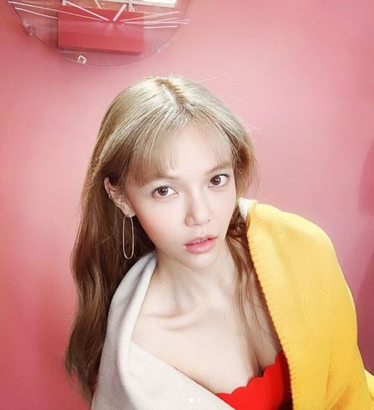 Jimin of the group AOA showed off her alluring beauty. Jimin posted two photos on his instagram on the afternoon of the 25th.Jimin in the public photo is wearing a red off-shoulder and wearing a yellow blanket on his shoulder.With blankets and clothes in intense color contrast, Jimins distinctive features staring at the camera catch his eye.Jimin has gained praise from many fans with his unique provocative gaze, while radiating a lovely charm with a lip-splitting pose.The group AOA to which Jimin belongs is preparing for the activity by reorganizing into a five-member group after the withdrawal of the member praise.=
