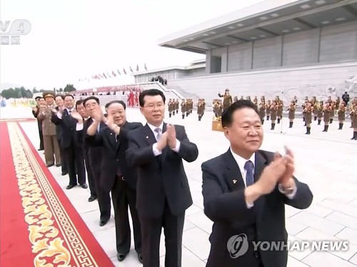 지난 20일 평양 금수산태양궁전 광장에서 열린 시진핑(習近平) 중국 국가주석 환영행사에서 북측의 당정 간부들이 손뼉을 치고 있다. 사진 앞에서부터 최룡해 국무위원회 제1부위원장, 김재룡 내각총리, 박광호·김평해·오수용·박태성 당 부위원장 등. [CCTV 화면 캡처. 재판매 및 DB 금지]