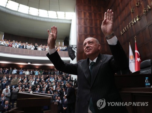 터키 에르도안, '이스탄불시장 패배' 후에도 여유 있는 모습 [EPA=연합뉴스]