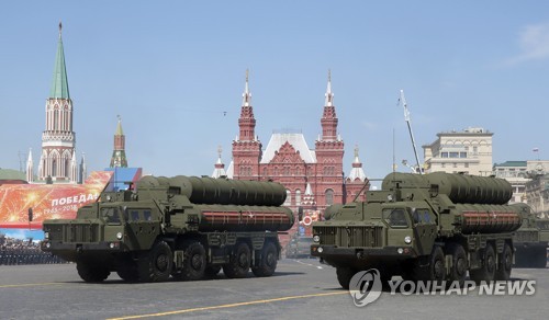 지난달 모스크바 붉은광장에서 열린 군사퍼레이드에 등장한 러시아제 S-400 방공미사일 [EPA=연합뉴스]