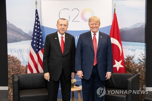 작년 12월 아르헨티나에서 열린 G20 정상회의에서 만난 트럼프 미국 대통령(오른쪽)과 에르도안 터키 대통령 [UPI=연합뉴스 자료사진]