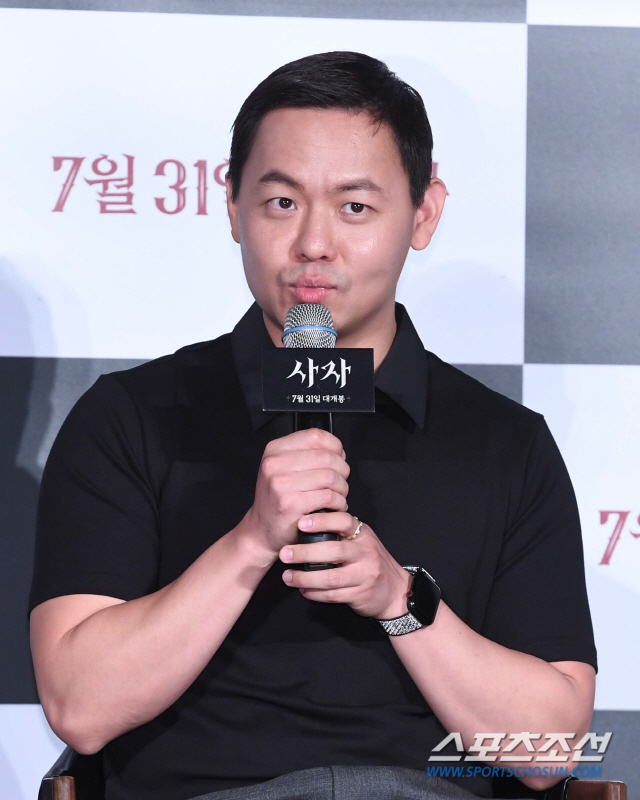 Director Kim Joo-hwan spoke about the casting of Ahn Sung-ki.A report on the production of the movie Lion (directed by Kim Joo-hwan, produced by Keith) was held at the entrance of Lotte Cinema Counter in Gwangjin-gu, Seoul on the morning of the 26th.Director Kim Joo-hwan, Park Seo-joon, Ahn Sung-ki and Woo Do-hwan attended the production meeting.Kim Joo-hwan, who wanted Ahn Sung-ki as the best priest since writing the scenario, said, Now, many media have a Kumasa character, and I thought that the end of the Kumasa priest should come.I thought I should have an actor with that aura. I felt that a lot of things were filled when Ahn came. Meanwhile, The Lion is an occult action film about a story of fighting champion Yonghu (Park Seo-joon) meeting with the Guma priest Anshinbu (Ahn Sung-ki) and confronting the powerful evil (), which has left the world in turmoil.The second feature film directed by Kim Joo-han, who directed Youth Police (2017), will feature Park Seo-joon, Ahn Sung-ki and Woo Do-hwan; it will be released on July 31.
