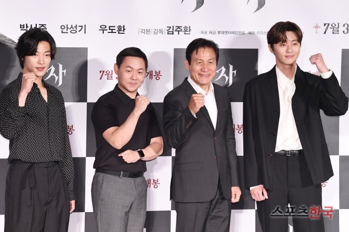 <p>Lionis a fighting champion ‘for later’(Park Seo-joon)is the priests ‘inner you’(organizing)to meet the world into a chaos strong evil(惡)to fit in, its time.</p><p>Park Seo-joon, Ahn Sung-Ki, Woo Do-hwan as starring. Coming 7 31 opening soon.</p>