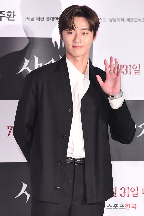 Park Seo-joon is attending a report on the production of the movie Lion (director Kim Joo-hwan) Footage at the entrance of Lotte Cinema Counter in Gwangjin-gu, Seoul on the morning of the 26th.Lion is a film about the story of martial arts champion Yonghu (Park Seo-joon) meeting the Kuma priest Ansinbu (Anseonggi) and confronting the powerful evil (), which has confused the world.Park Seo-joon, Ahn Sung-ki, and Woo Do-hwan will appear. The show will be released on July 31.