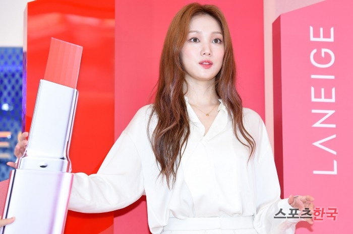 Lee Sung-kyung is attending a launching ceremony for the launch of a new Layering Lip Bar at the flagship store in Laneige Idae, Seodaemun-gu, Seoul on the morning of the 26th.