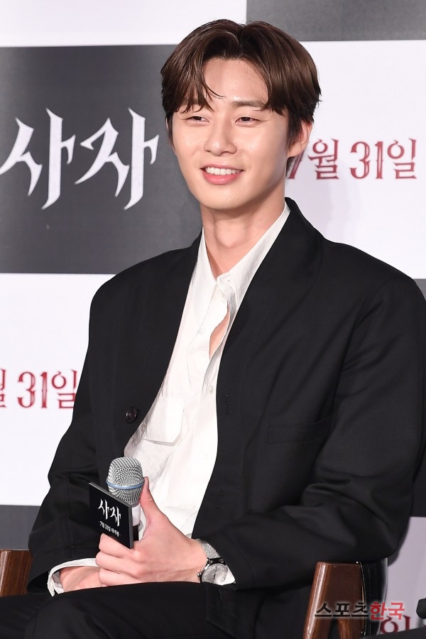 Park Seo-joon is attending a report on the production of the movie Lion (director Kim Joo-hwan) Footage at the entrance of Lotte Cinema Counter in Gwangjin-gu, Seoul on the morning of the 26th.Lion is a film about the story of martial arts champion Yonghu (Park Seo-joon) meeting the Kuma priest Ansinbu (Anseonggi) and confronting the powerful evil (), which has confused the world.Park Seo-joon, Ahn Sung-ki, and Woo Do-hwan will appear. The show will be released on July 31.