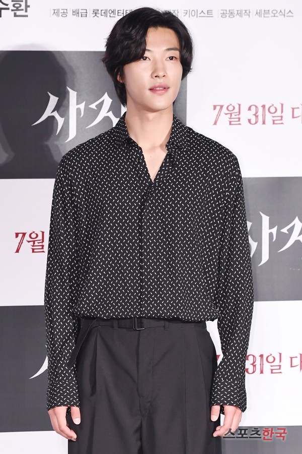 Woo Do-hwan is attending a report on the production of the movie Lion (director Kim Joo-hwan) Footage at the entrance of Lotte Cinema Counter in Gwangjin-gu, Seoul on the morning of the 26th.The Lion is a film about the story of martial arts champion Yonghu (Park Seo-joon) meeting the Kuma priest Anshinbu (Ahn Sung-ki) and confronting the powerful evil () that has confused the world.Park Seo-joon, Ahn Sung-ki and Woo Do-hwan will appear; it will be released on July 31st.