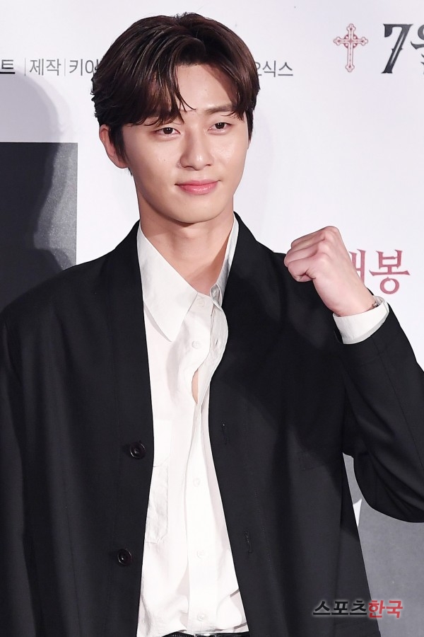 Park Seo-joon is attending a report on the production of the movie Lion (director Kim Joo-hwan) Footage at the entrance of Lotte Cinema Counter in Gwangjin-gu, Seoul on the morning of the 26th.Lion is a film about the story of martial arts champion Yonghu (Park Seo-joon) meeting the Kuma priest Ansinbu (Anseonggi) and confronting the powerful evil (), which has confused the world.Park Seo-joon, Ahn Sung-ki, and Woo Do-hwan will appear. The show will be released on July 31.