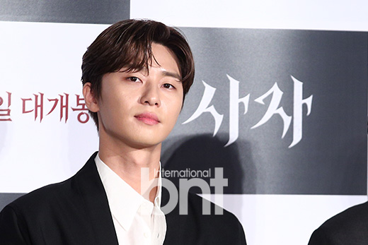Actor Park Seo-joon attends a report on the production of the movie Lion (director Kim Joo-hwan) at the entrance of Lotte Cinema Counter in Jayang-dong, Gwangjin-gu, Seoul on the morning of the 26th.The Lion, starring Ahn Sung-ki, Park Seo-joon, and Woo Do-hwan, is scheduled to open on July 31 as a film about the story of martial arts champion Yonghu (Park Seo-joon) meeting with the Kuma priest An Shinbu (Ahn Sung-ki) and confronting a powerful evil (), which has confused the world.news report